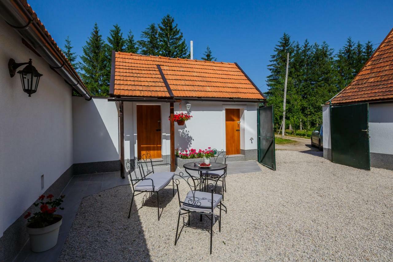 Beautiful Cottage With Heated Pool For 22 Ppl Plaški Eksteriør bilde