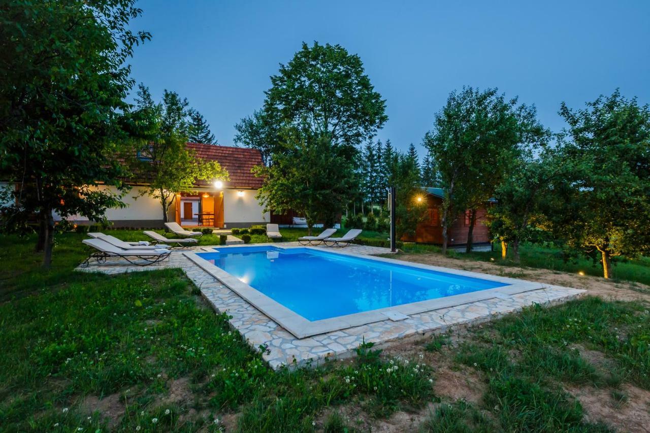 Beautiful Cottage With Heated Pool For 22 Ppl Plaški Eksteriør bilde